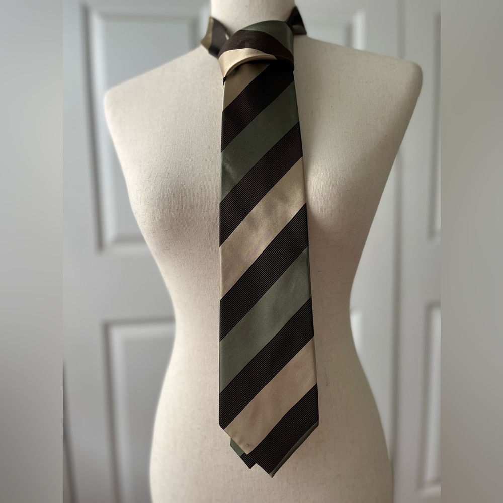 Geoffrey Beene silk striped tie.